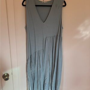 Chic Sleeveless Midi Dress in Soft Gray